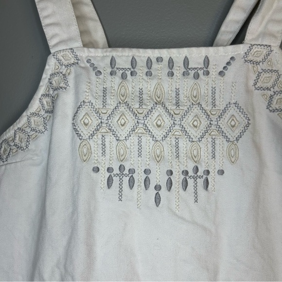 Blank NYC White and Gray Sleeveless Embroidered Top with Raw Hem, Size Medium - Picture 2 of 8